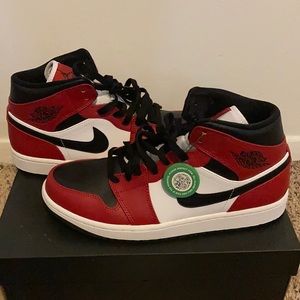Jordan 1 mid Chicago toe